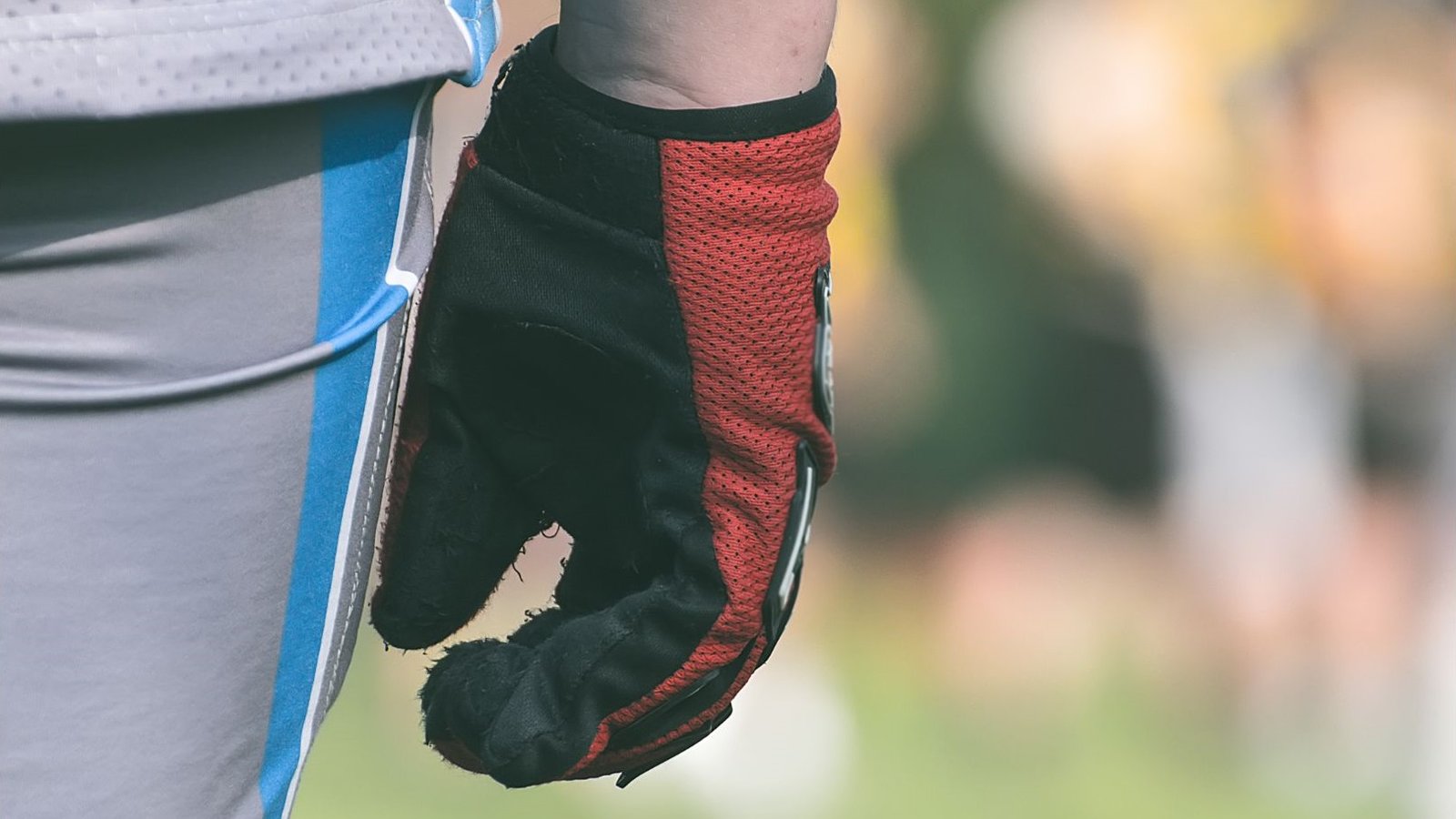 Best Youth Football Gloves (2026) 1 Best Youth Football Gloves (2026)